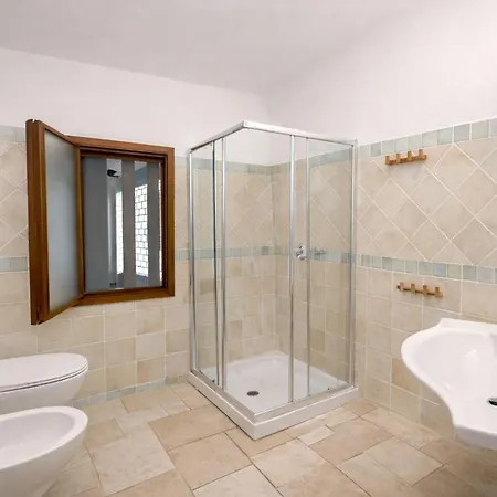 Peaceful Abbaechelu B4 1 Bedroom Sleeps 4 Unit 2 Apartment *